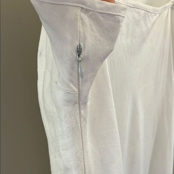 Elegant White Sleeveless Dress - Picture 6 of 7